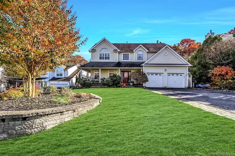 6 Laurel Cres, Manorville, NY 11949