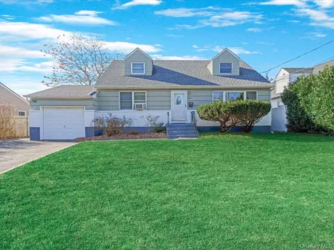 205 Lenox Rd, Huntington Station, NY 11746