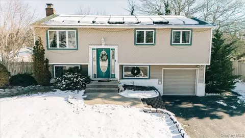 19 Biscayne Dr, Selden, NY 11784