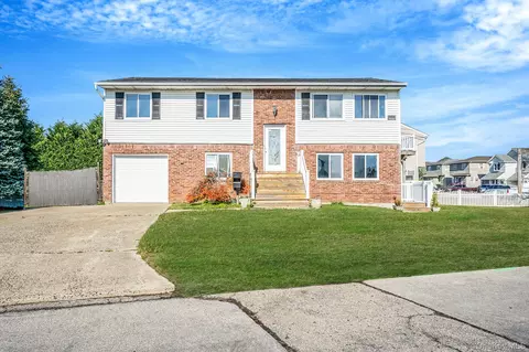 4 Bay Pl, Lindenhurst, NY 11757