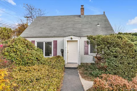 1 Ranch Ln, Levittown, NY 11756