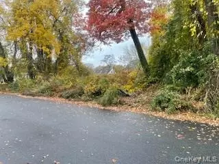 6 Pine St, Babylon, NY 11798