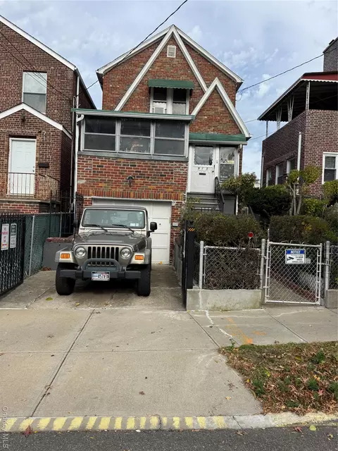915 E 222nd St, New York, NY 10469
