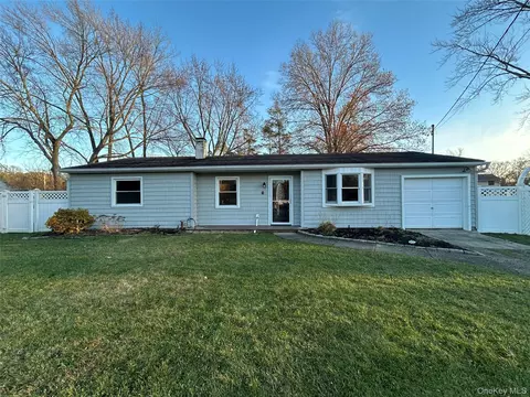 7 Heather Ct, Centereach, NY 11720