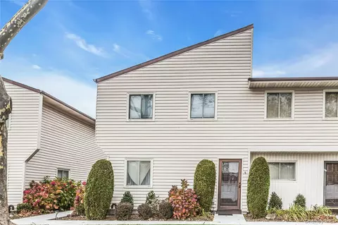 650 Newbridge Rd #9, East Meadow, NY 11554