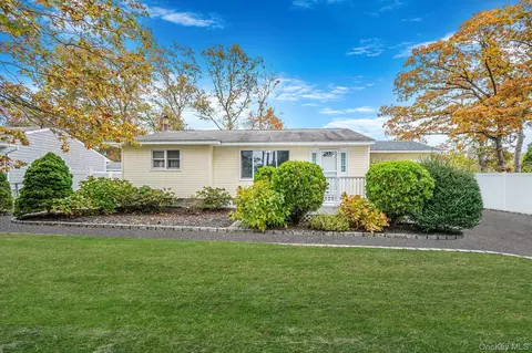 307 Jefferson Dr, Mastic Beach, NY 11951