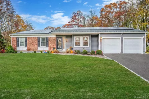 1 Fuller Dr, Ridge, NY 11961