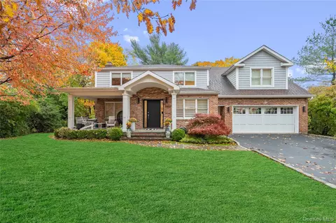 96 Oakdale Ln, North Hempstead, NY 11577