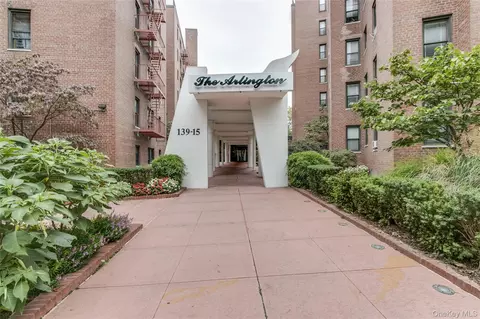 139-15 83 Ave #305, Briarwood, NY 11435