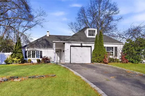 231 Sunflower Ln, Islandia, NY 11749