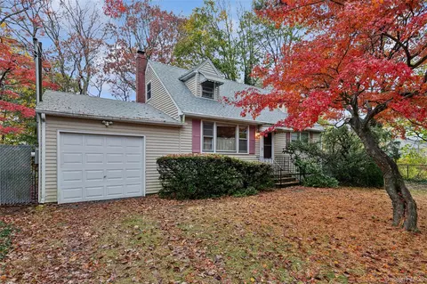 4 Windus Dr, Shirley, NY 11967