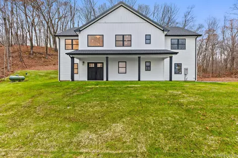 14 Foxwood Ter E, Patterson, NY 12563