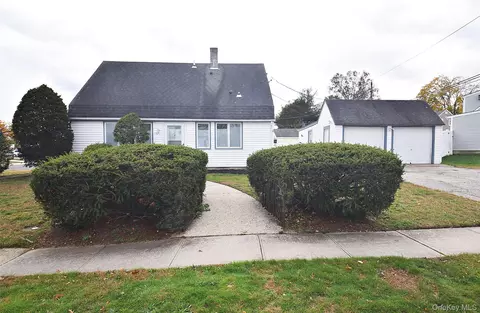 87 Parkside Dr N, Levittown, NY 11756