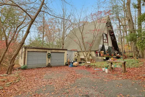 3 Grey Beech Ln, Pomona, NY 10970