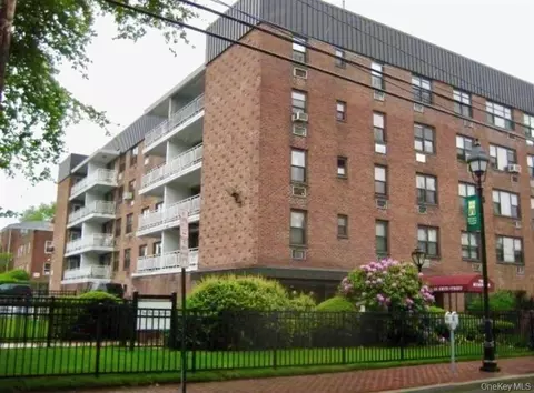 124 Smith St #3B, Freeport, NY 11520