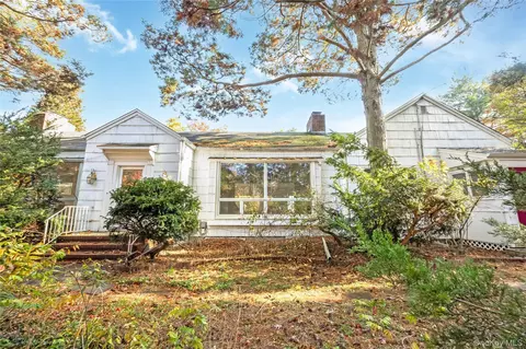 5 Bagatelle Rd, Dix Hills, NY 11746