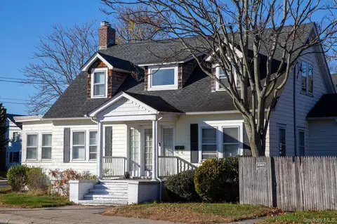 3 Carman St, Patchogue, NY 11772