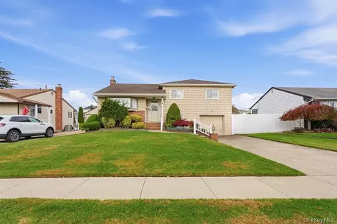 29 Lehigh Ln, Hicksville, NY 11801