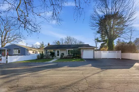 34 Weston St, Huntington Station, NY 11746