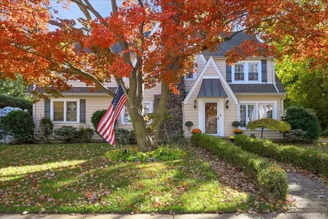 136 Locust St, Garden City, NY 11530