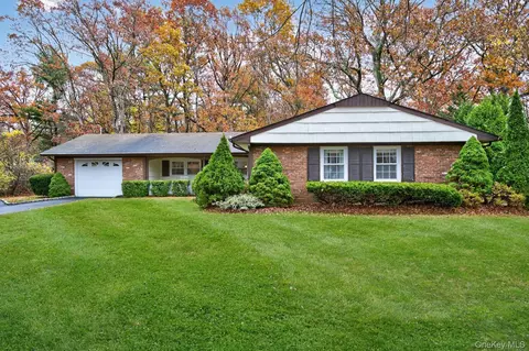 25 Shelbourne Ln, Stony Brook, NY 11790