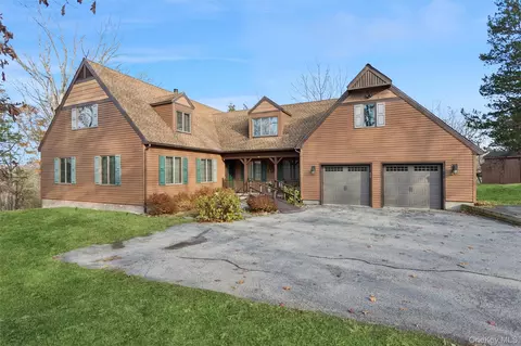 686 Traver Rd, Pleasant Valley, NY 12569