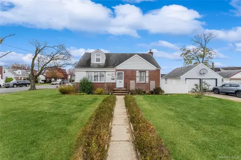 1140 Braxton St, Uniondale, NY 11553