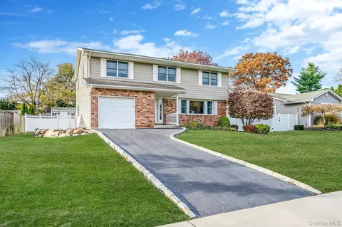 106 Fifty Acre Rd S, Smithtown, NY 11787