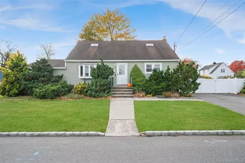 32 Beachwood Dr, Babylon, NY 11702