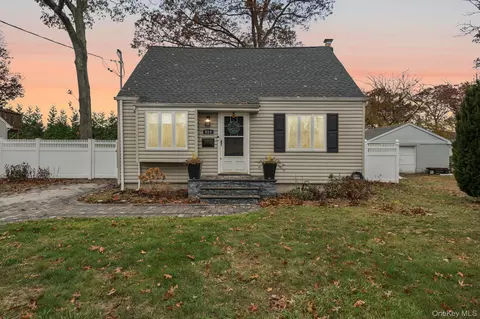 515 Mccall Ave, West Islip, NY 11795