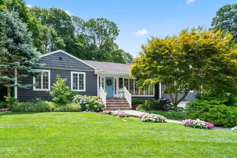 32 Hennessey Dr, Huntington, NY 11743