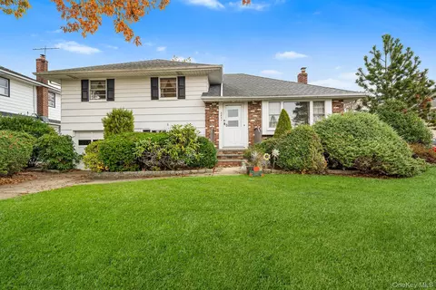 3651 Woodbridge Ln N, Wantagh, NY 11793