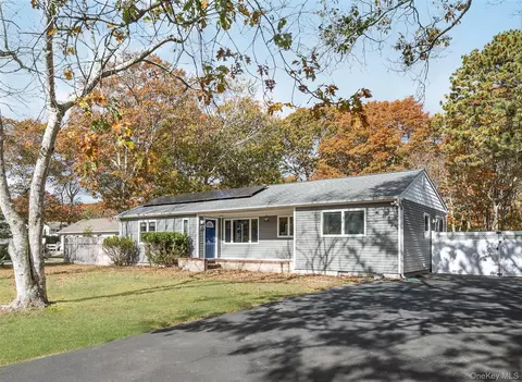 21 Woodridge Rd, Hampton Bays, NY 11946