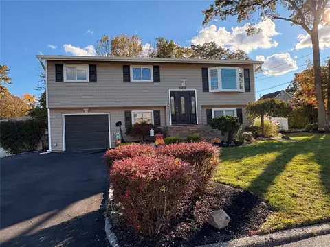 364 W 2nd St, West Islip, NY 11795