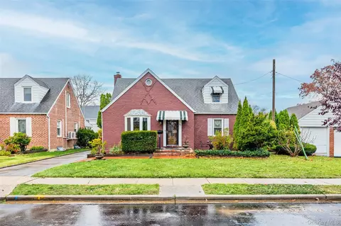35 Lipton Ln, North Hempstead, NY 11596