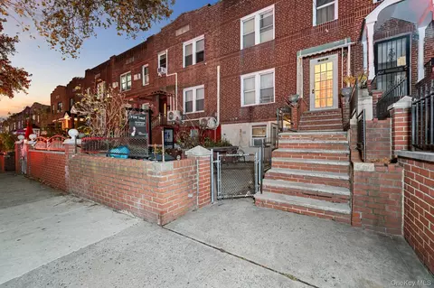 51-51 48th St, New York, NY 11377