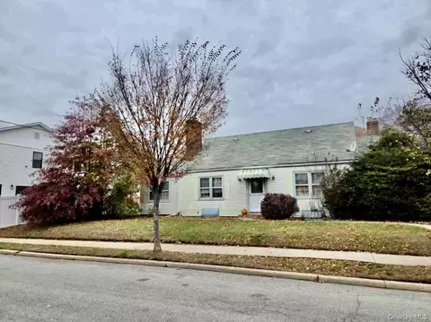 372 Jackson Ave, North Hempstead, NY 11501