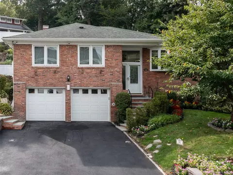 300 Thompson Shore Rd, North Hempstead, NY 11030