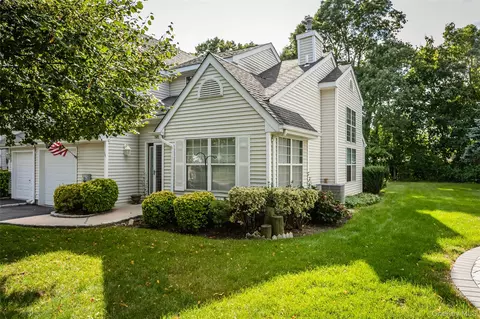 14 Mystic Cir, Bay Shore, NY 11706