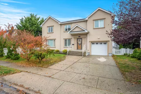 2261 Willow St, Wantagh, NY 11793