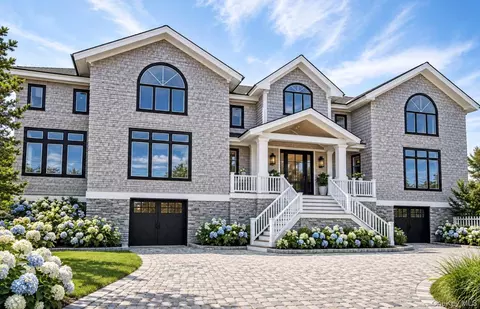 605 Dune Rd, Southampton, NY 11977