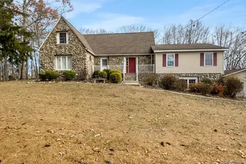 37 Pressler Rd, Wallkill, NY 12589
