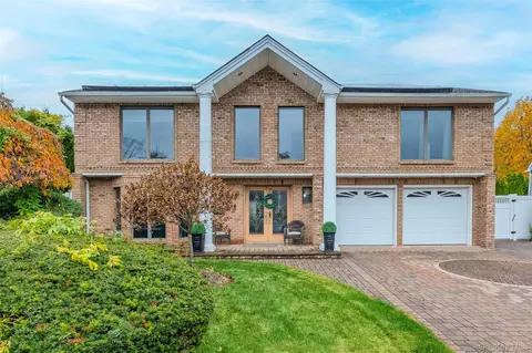 709 Demott Ct, North Hempstead, NY 11590