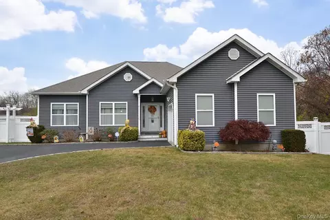 11 Macintosh, Selden, NY 11784