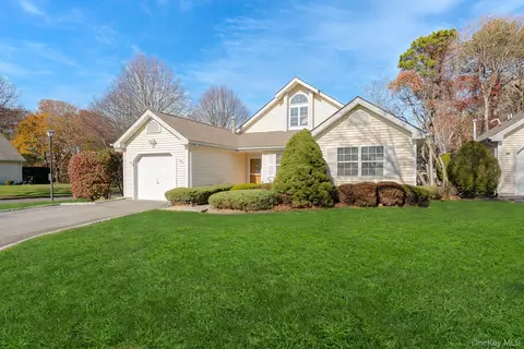 19 Saddlebrook Ct, Middle Island, NY 11953