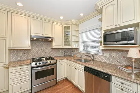 20 Gibson Ave #3D, Huntington, NY 11743