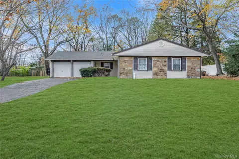 4 Hillsdale Ln, Coram, NY 11727