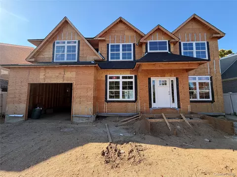 90 Grand Blvd, Massapequa Park, NY 11762