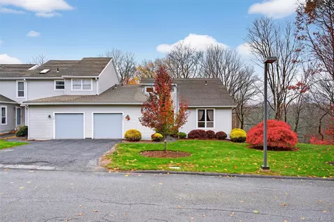 201 Woodsbrooke Dr, Mahopac, NY 10541