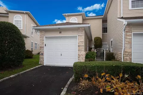 51 Windwatch Dr #51, Hauppauge, NY 11788